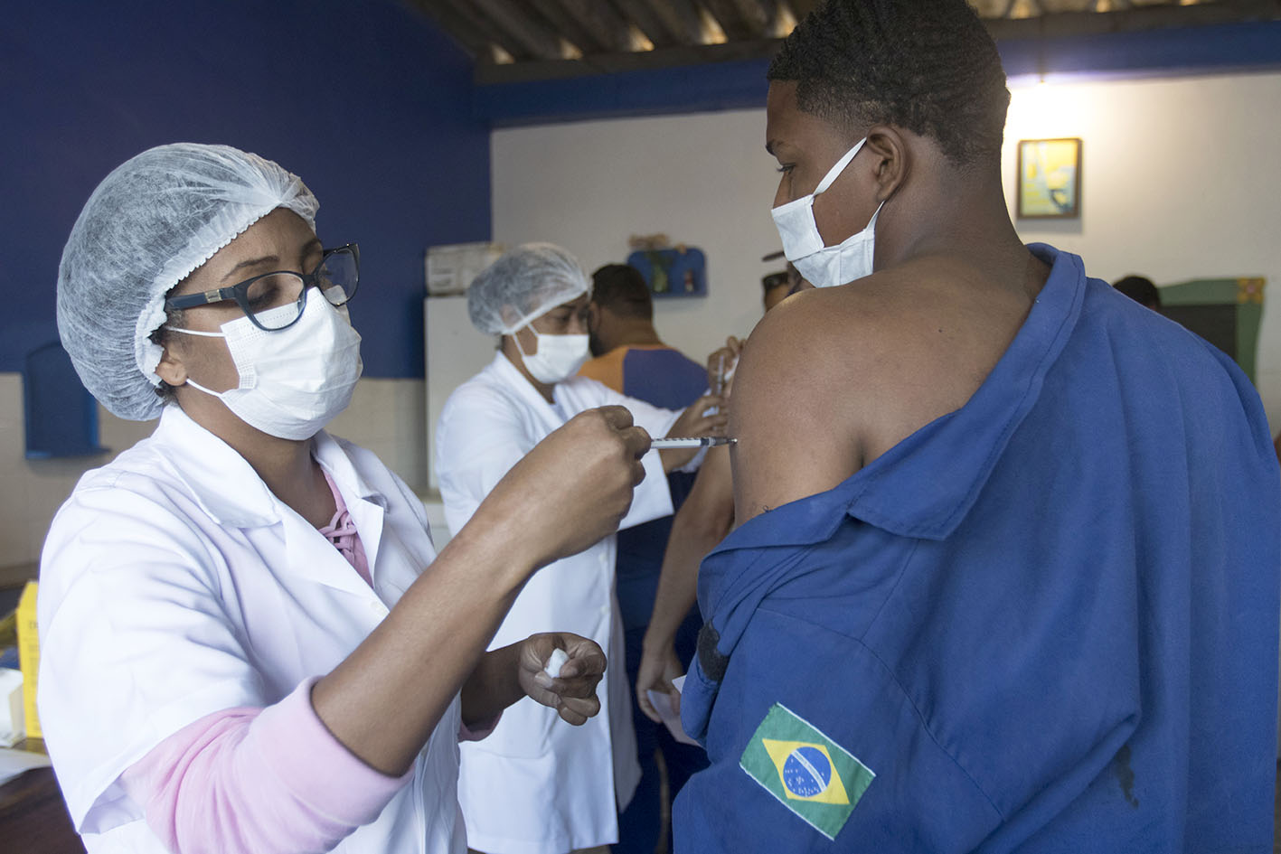 A vacinação ocorreu no Barracão da prefeitura, sede da Secretaria de Infraestrutura