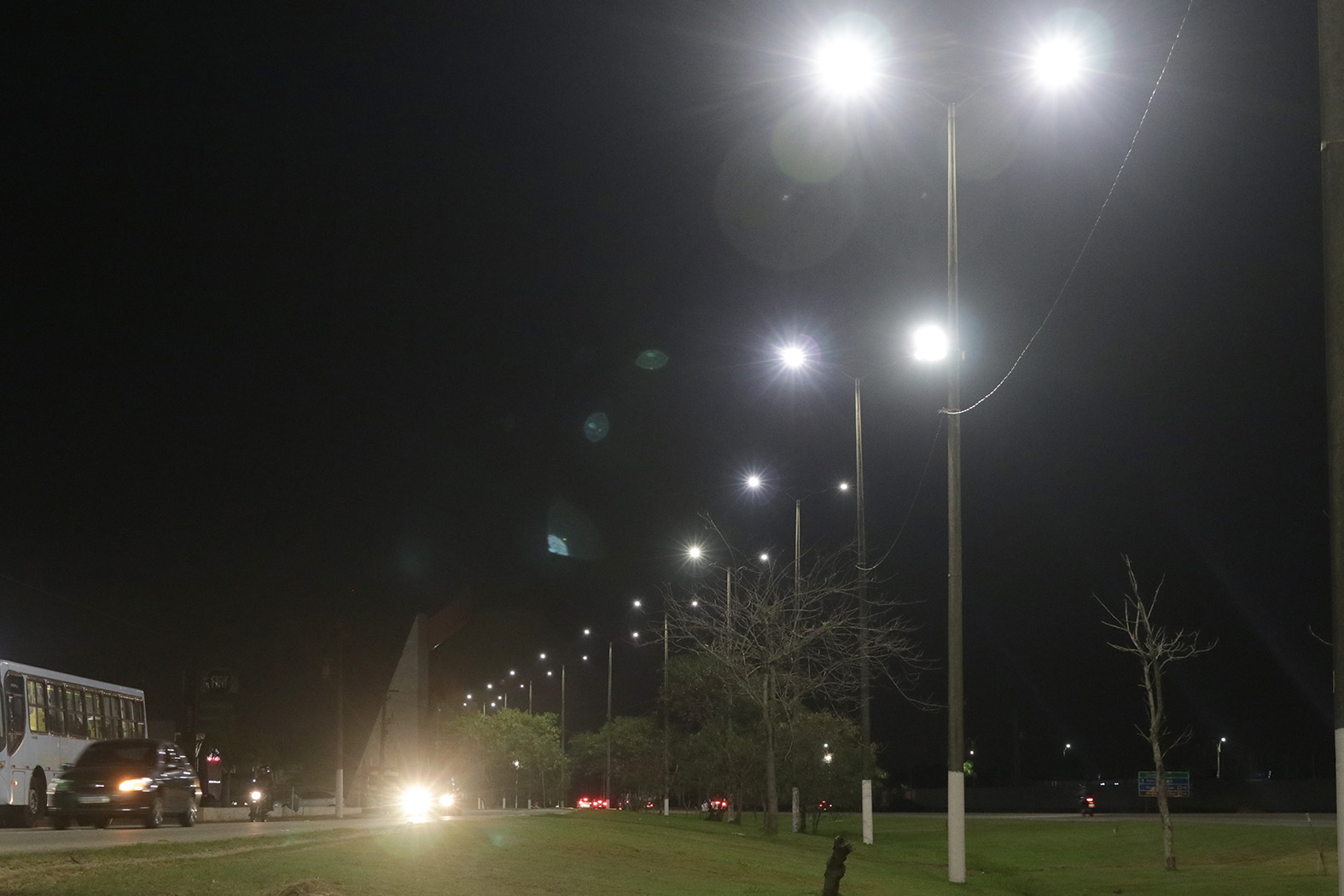 Serão três mil unidades de luminárias, beneficiando 32 bairros e 83 ruas