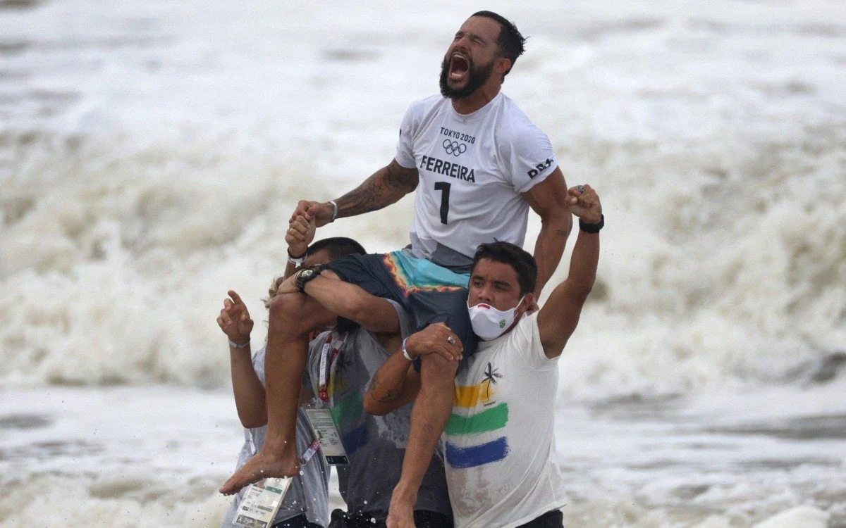 Brasileiro se emocionou após conquistar a vitória que lhe tornou o primeiro campeão olímpico do surfe