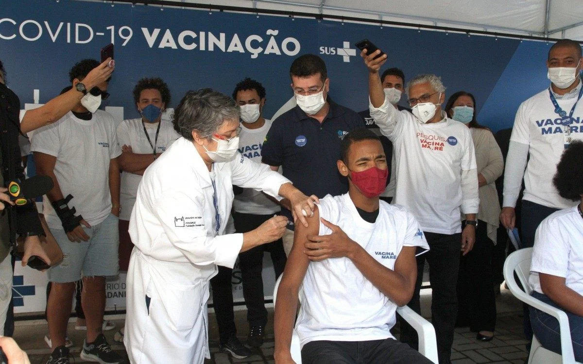Prefeitura inicia a vacinacao em massa na comunidade da MareRaphael Vicente primeiro vacinado