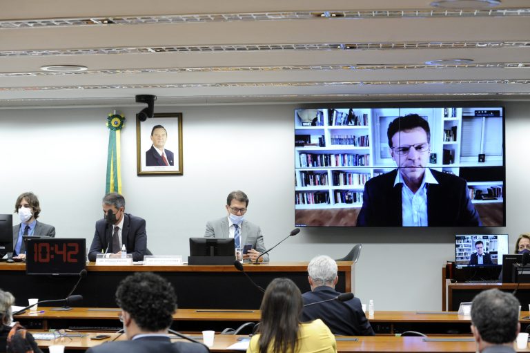 Eduardo Moreira (no telão) teme que a PEC esvazie empresas públicas