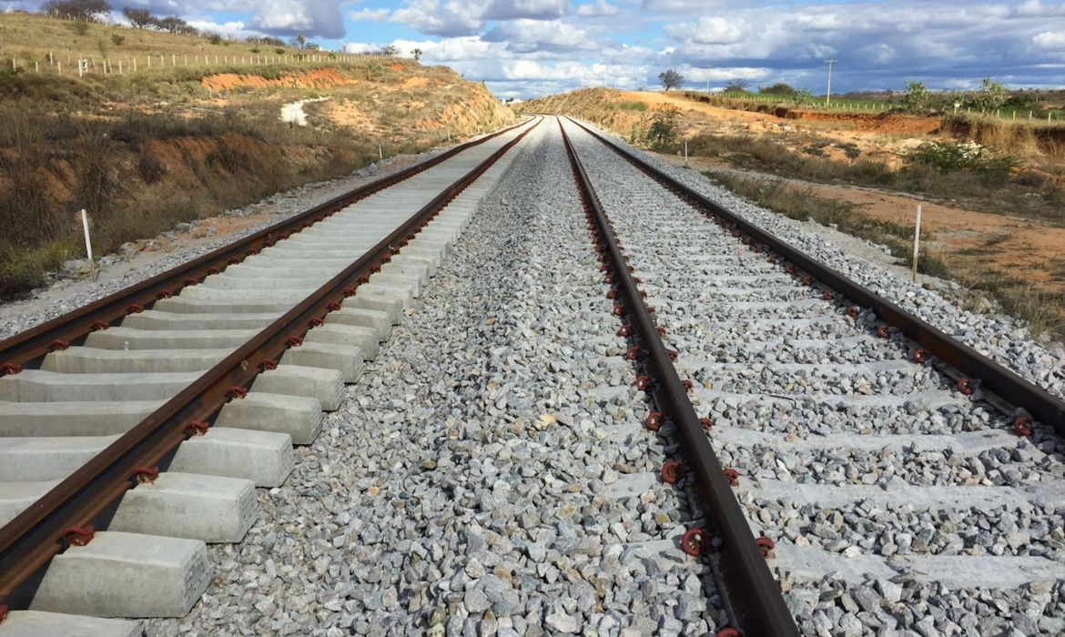 A ferrovia terá um total de 1.527 quilômetros (km) de trilhos, ligando o Porto de Ilhéus