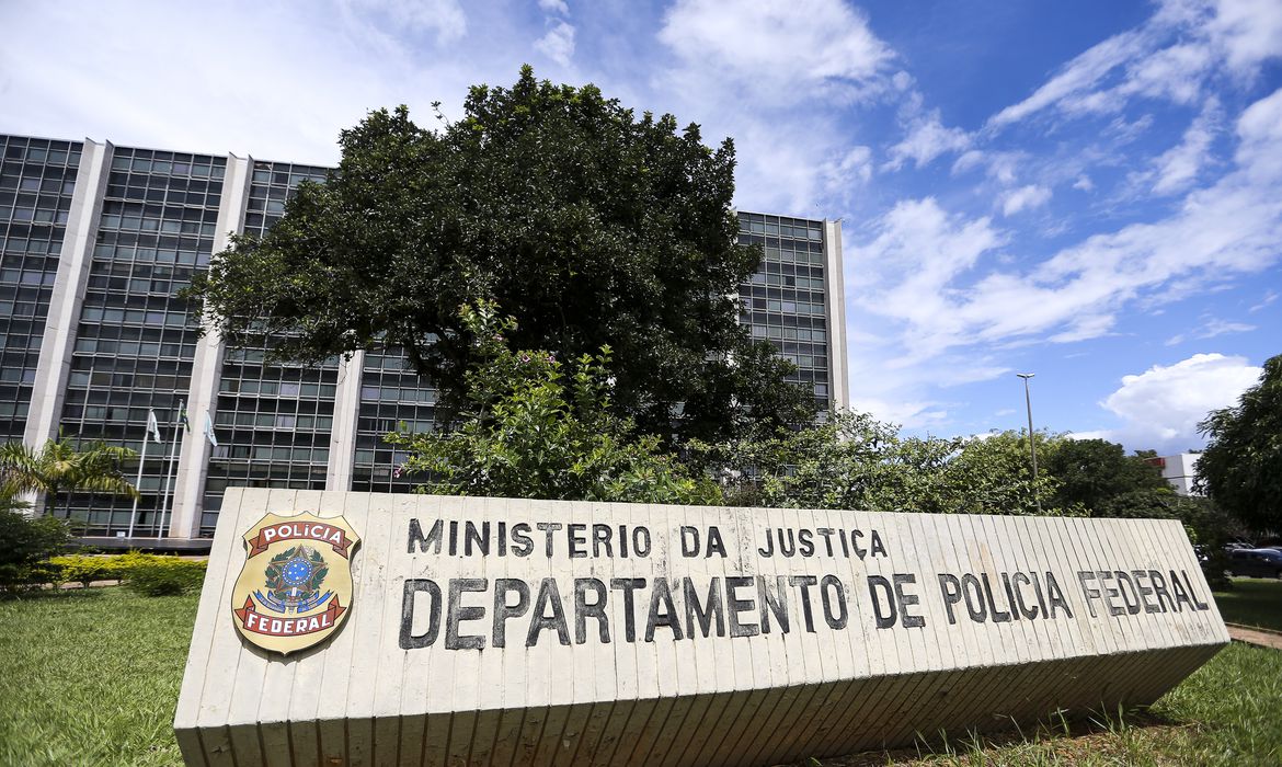A notícia-crime foi protocolada no STF pelos senadores Randolfe Rodrigues