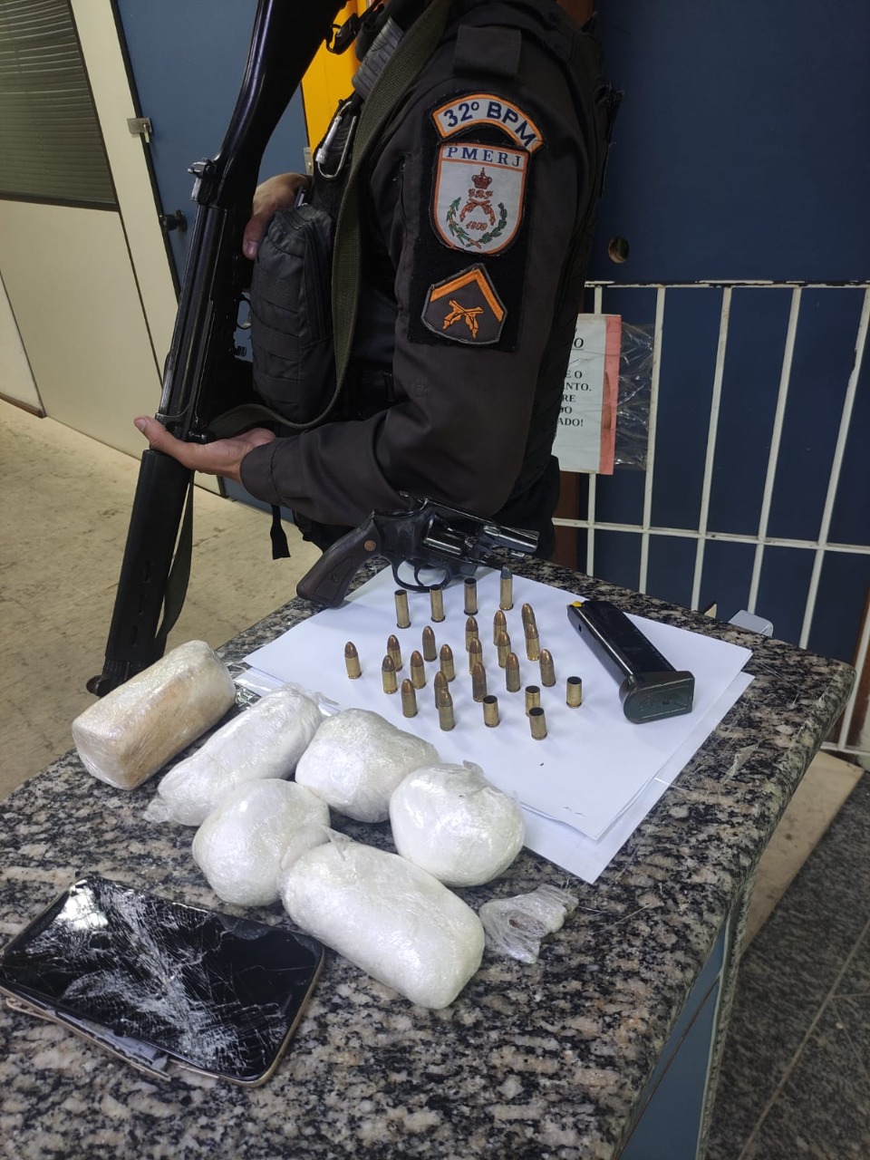 Os policiais encontraram um revólver, munições, carregador, drogas e um celular 