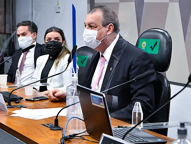 Diretora técnica da Precisa Medicamentos, Emanuela Medrades (esq.), e o presidente da CPI da Pandemia, o senador Omar