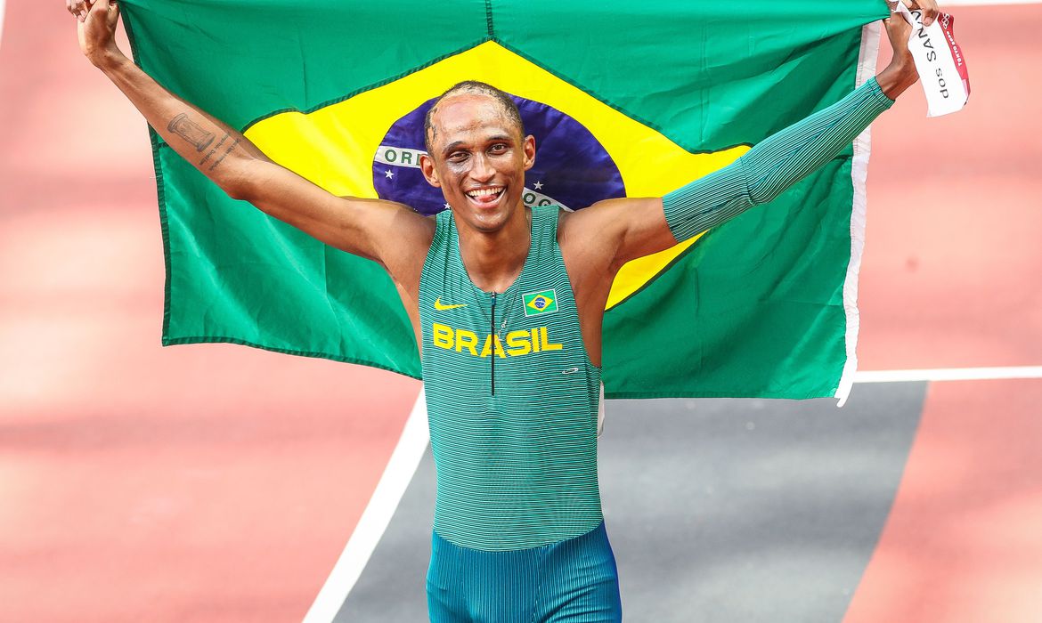 O brasileiro Alison dos Santos conquistou a medalha de bronze na prova dos 400 metros (m) com barreiras da Olimpíada de Tóquio (Japão), na noite desta segunda-feira (2) no Estádio Olímpico. Essa foi