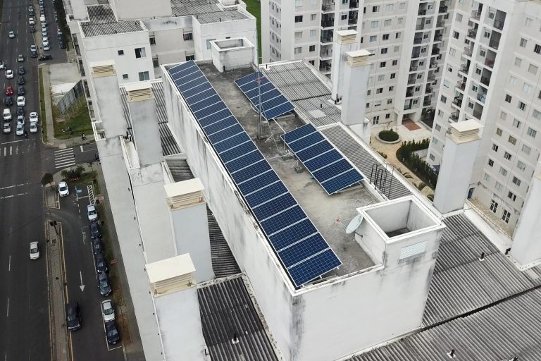 Painéis de energia solar instalados em edifício