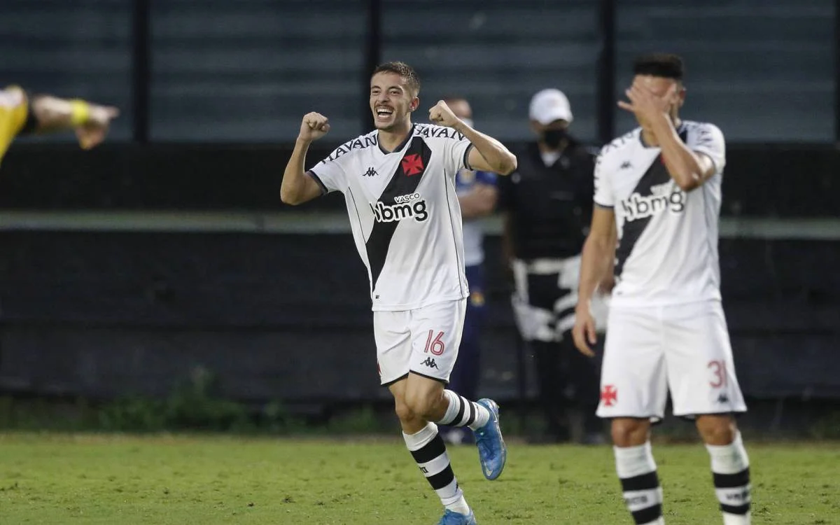 Caio Lopes celebra seu gol, o primeiro pelos profissionais do Vasco