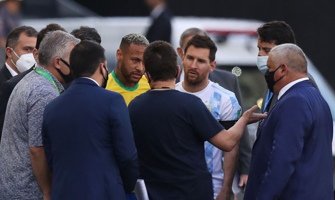 A decisão de paralisar o jogo foi tomada após quatro jogadores argentinos entrarem em campo