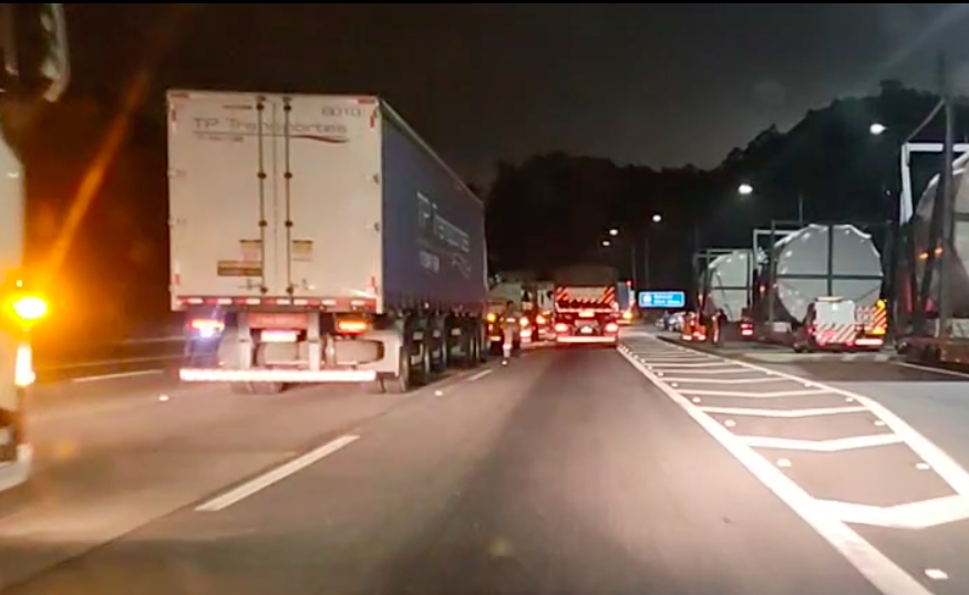 Pelo menos 15 Estados amanheceram com rodovias bloqueadas por caminhoneiros