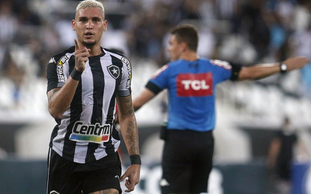Rafael Navarro chegou ao nono gol na Série B e está na disputa pela artilharia
