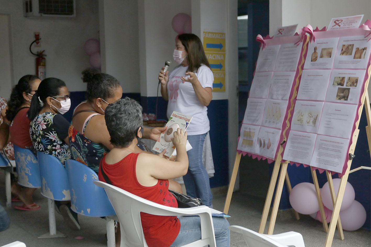 A enfermeira Rita de Cássia Vilas Boas explicou, utilizando material educativo, o autoexame de mama