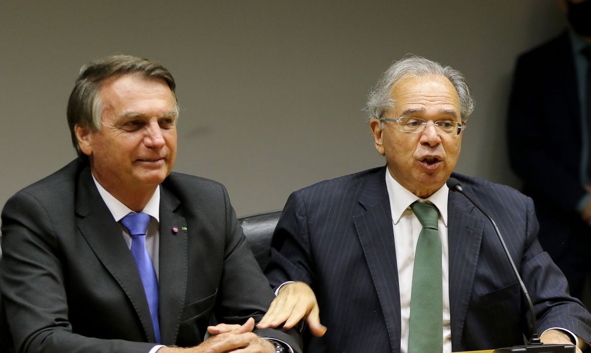 Ao lado de Guedes, presidente afirma que governo não fará "aventura"