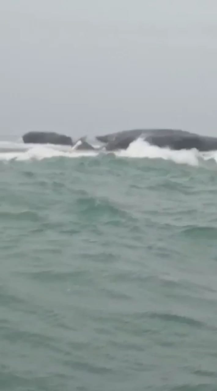 Embarcação pesqueira se chocou contra uma pedra, na Praia das Gêmeas, em Rio das Ostras 