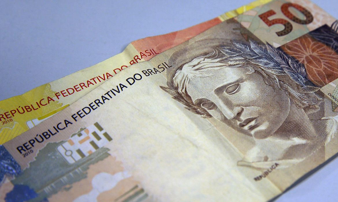 Podem receber o Auxílio Brasil as famílias com renda per capita de até R$ 100