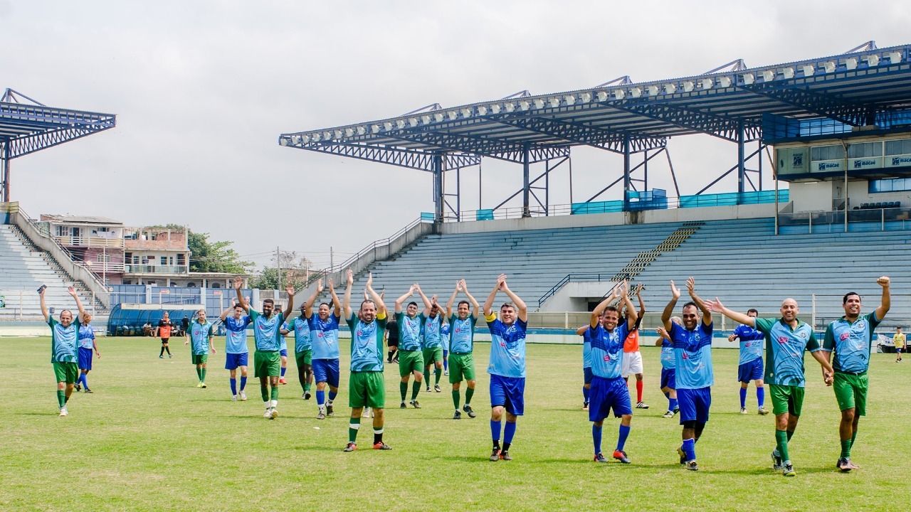 Alunos do Projeto Mar Azul aplaudem público que prestigiou uma partida de futebol no Estádio Cláudio Moacyr 