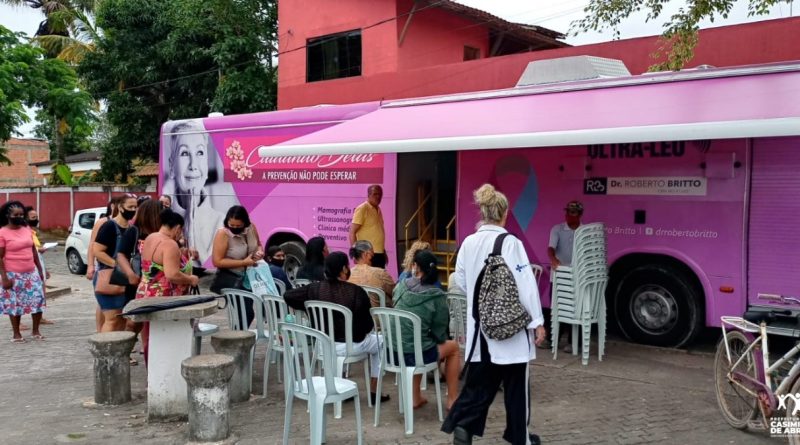 O ônibus rosa permanecerá no distrito de Barra de São João até o final desta semana 