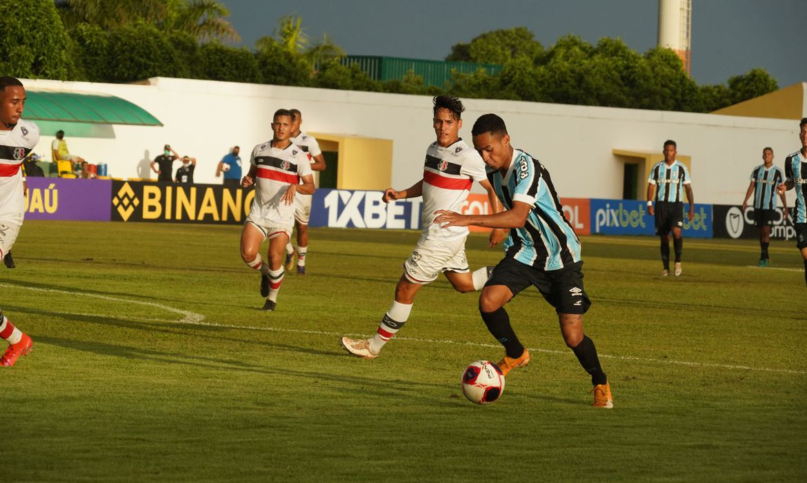 A vitória do Grêmio foi obtida graças a gols de Kevin, no primeiro tempo, e de Kauan Kelvin, de cabeça na etapa final