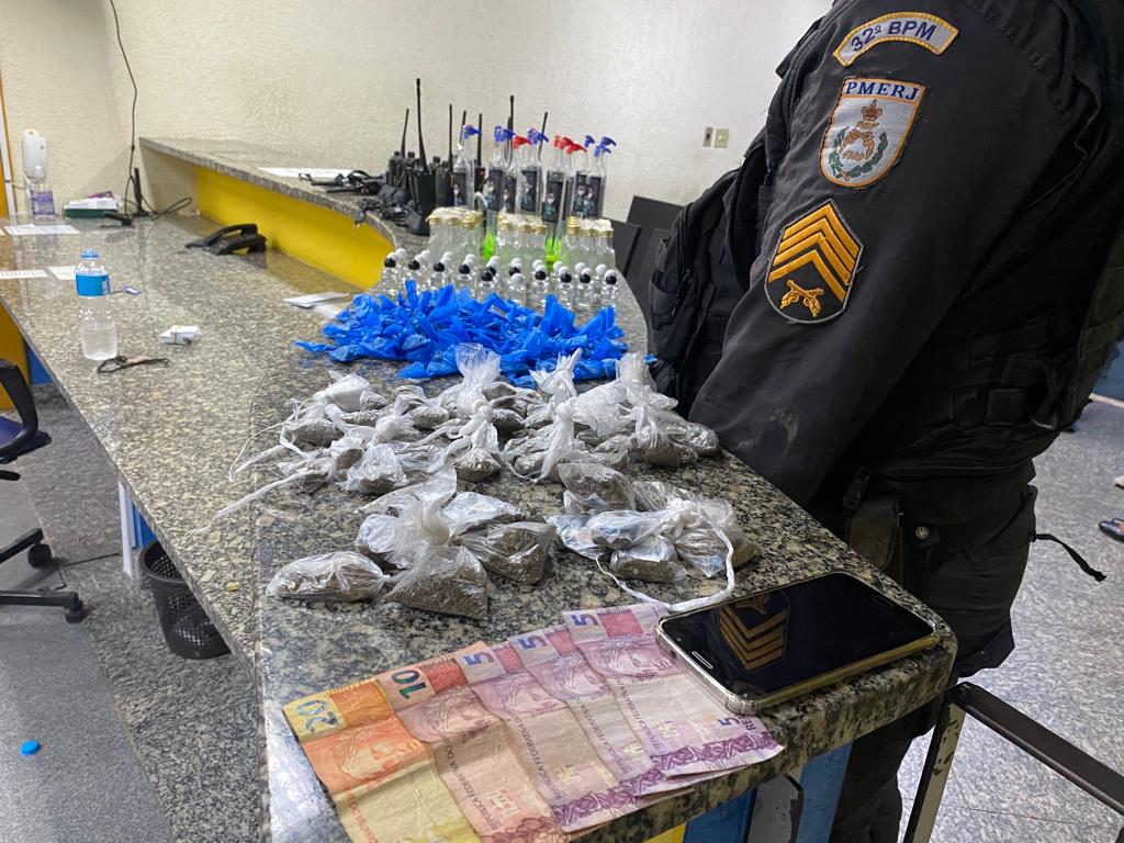 Os policiais encontraram 108 buchas de R$ 5, 13 buchas de R$ 25, 40 buchas de R$ 10 e R$ 45 em dinheiro 