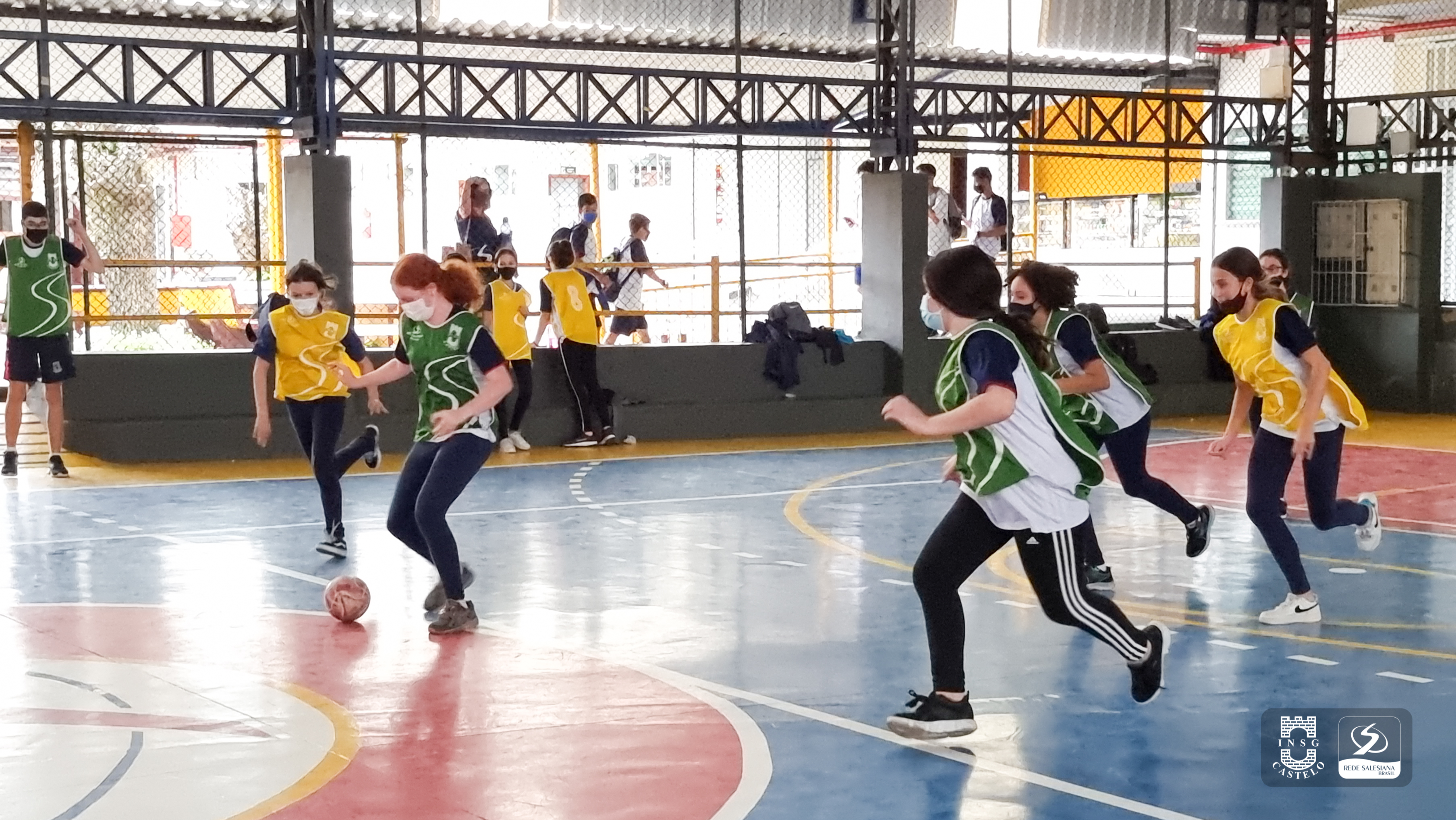 Para os alunos matriculados do 9º ano à 3ª série do Ensino Médio, serão ofertadas vagas para Treinamentos Esportivos de Basquete, Futsal e Handebol.