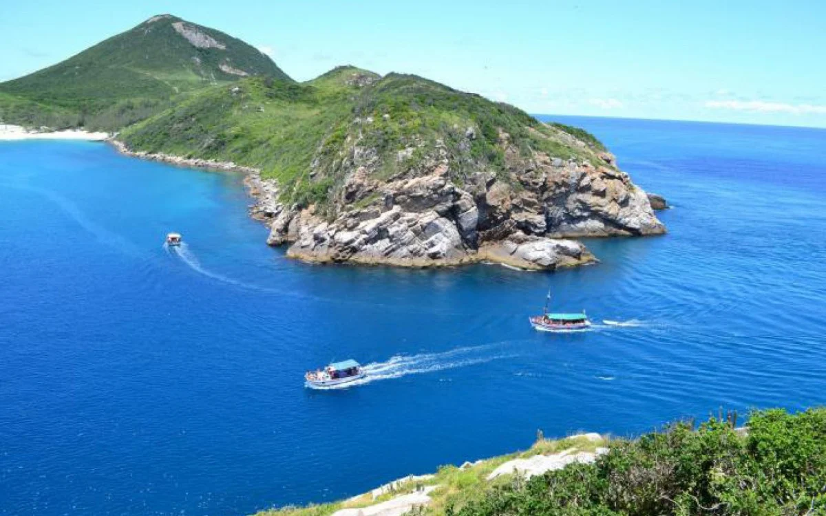 Explorar comercialmente o turismo náutico na Reserva Extrativista da Marinha em Arraial do Cabo é crime previsto no art. 60 da Lei nº 9.605/98