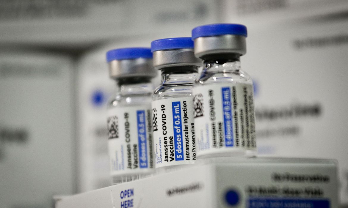 Vacinas Pfizer, AstraZeneca e Coronavac já têm registros definitivos