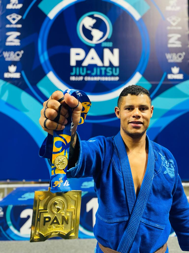 Juliederson Gomes Rodrigues, atleta de Macaé, levou a medalha de ouro na categoria faixa marrom leve