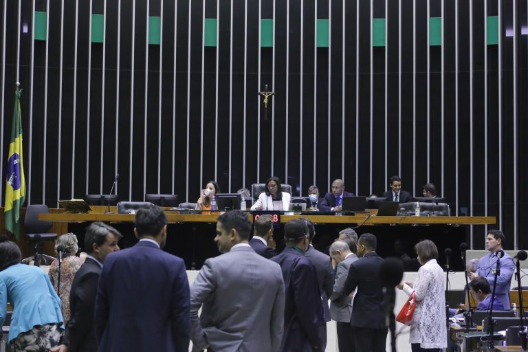 Deputados analisam propostas em sessão do Plenário