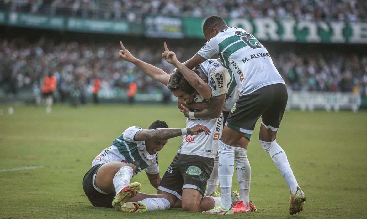 Léo Gamalho saiu do banco e garantiu dos gols para o Coxa
