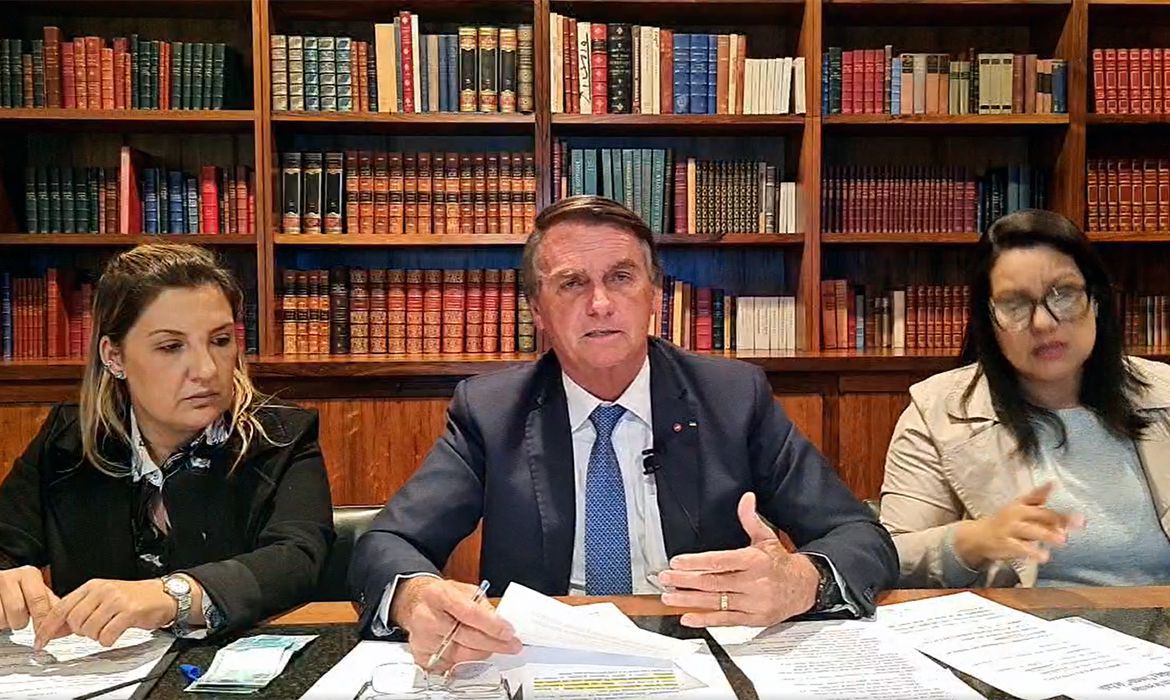 Bolsonaro informou que o projeto de lei orçamentária prevê recursos para reajustes