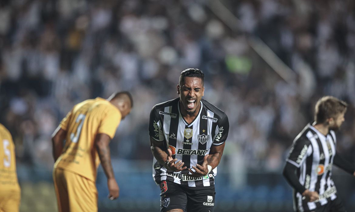 Atacante Fábio Gomes (foto) marca o gol da vitória do Galo