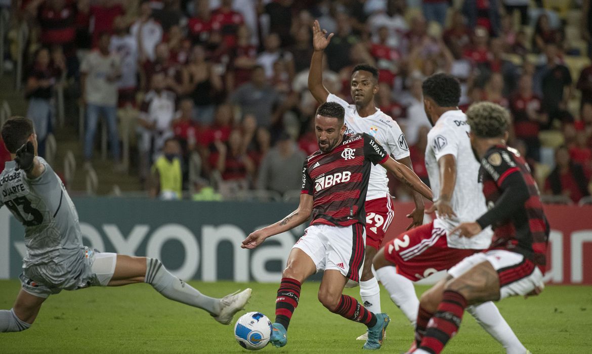 Rubro-Negro bate o Sporting Cristal por 2 a 1 no Maracanã