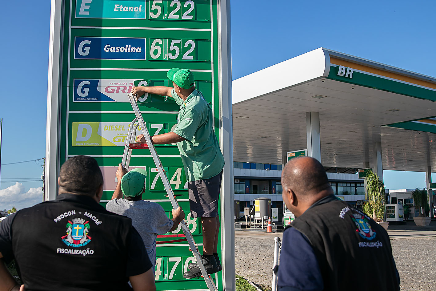 Vale lembrar que com a medida tomada pela estatal, o preço da gasolina nas refinarias passará de R$ 4,06 para R$ 3,86 por litro