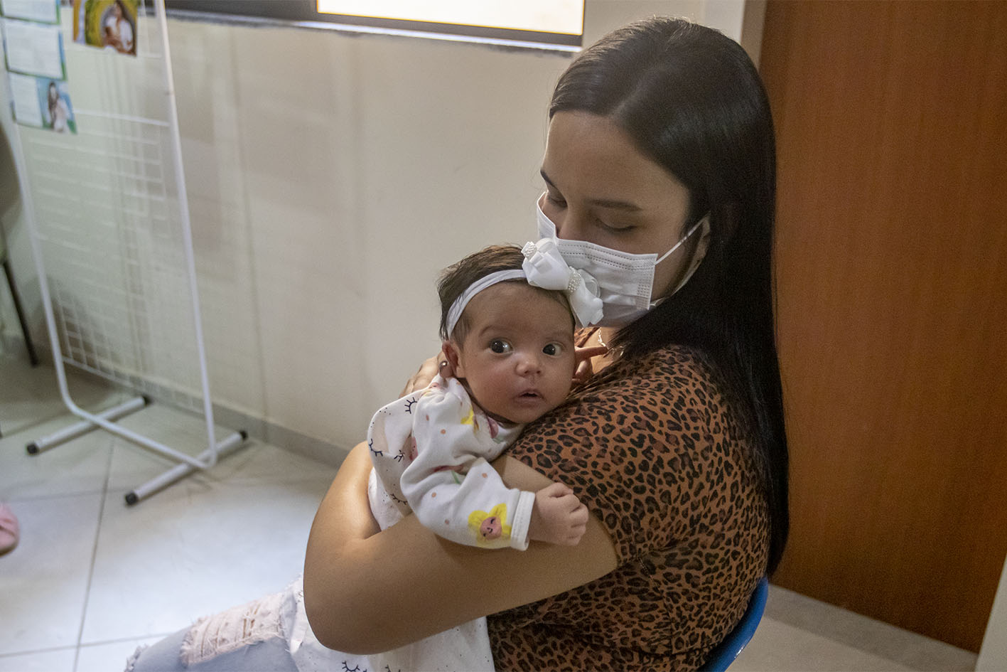 A mãe da pequena Liz, de 28 dias, Nicolle Lima Cordeiro, aproveitou a ida à Casa da Criança