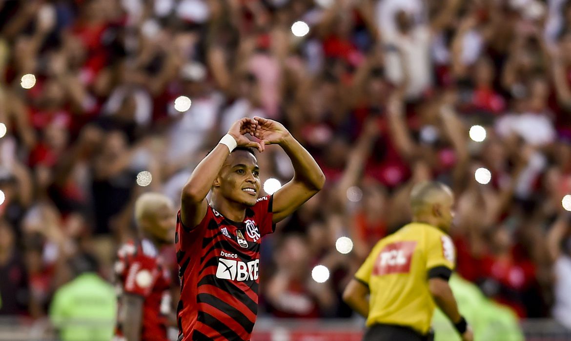 Mesmo jogando com a equipe reserva, o Flamengo goleou o Athletico-PR por 5 a 0