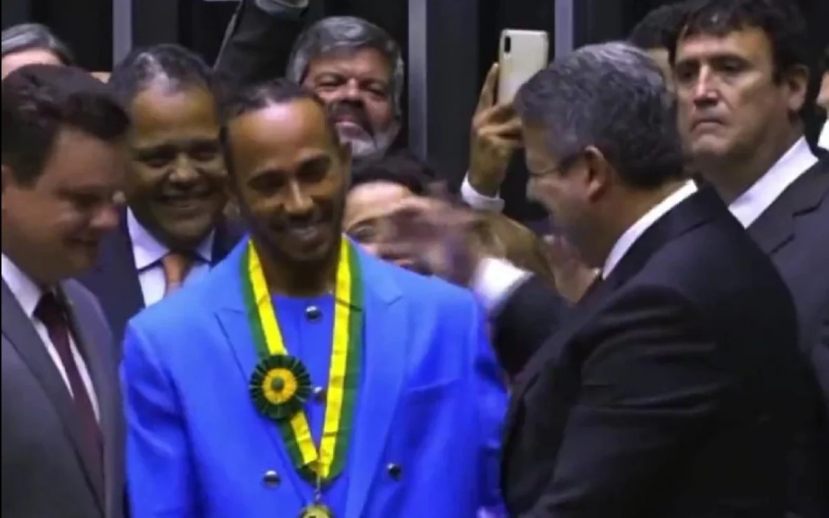 Lewis Hamilton recebe do presidente da Câmara dos Deputados, Arthur Lira, o título de cidadão honorário do Brasil