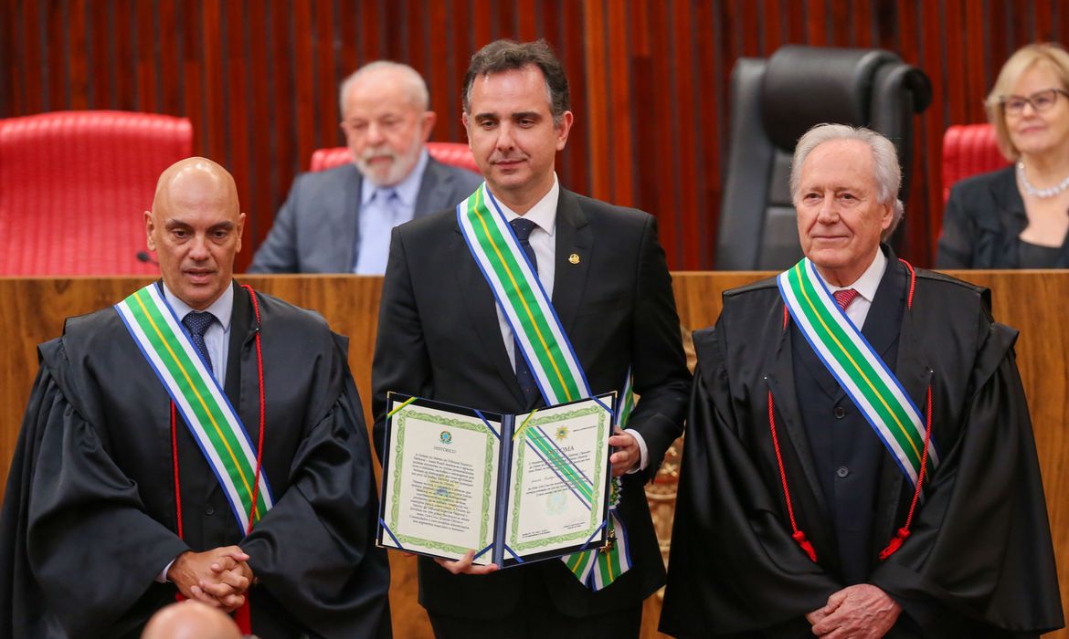 Presidente do Senado recebeu a medalha da Ordem do Mérito Assis Brasil