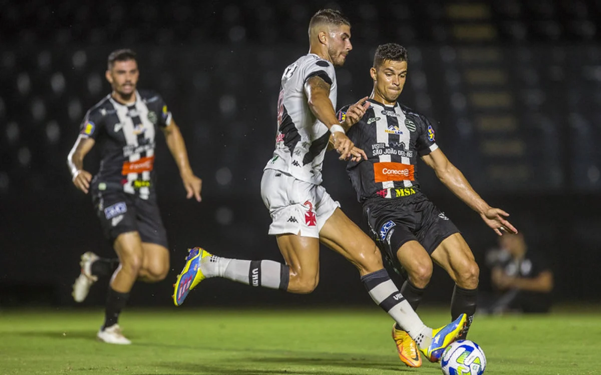 Pedro Raul, do Vasco, em ação na derrota por 2 a 0 para o Athletic