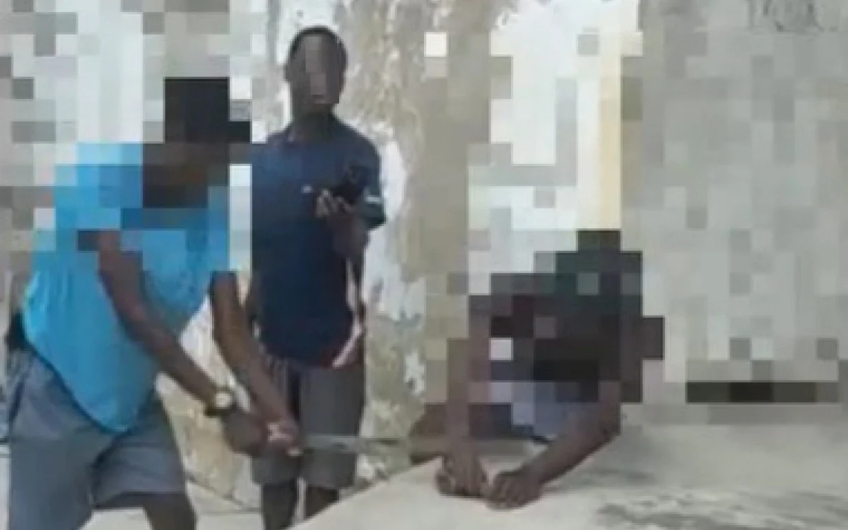 Homem sendo torturado no morro do Cruzeiro, em Miracema, no interior do Rio