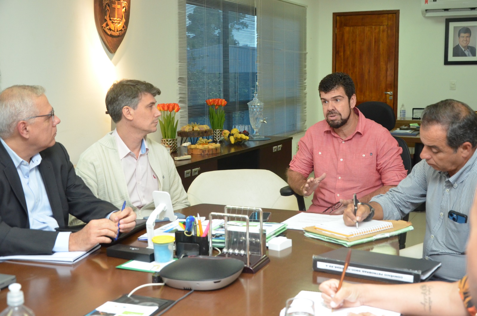 Em reunião realizada nesta terça-feira (30), o prefeito Welberth Rezende recebeu comitiva de gerentes da Petrobras