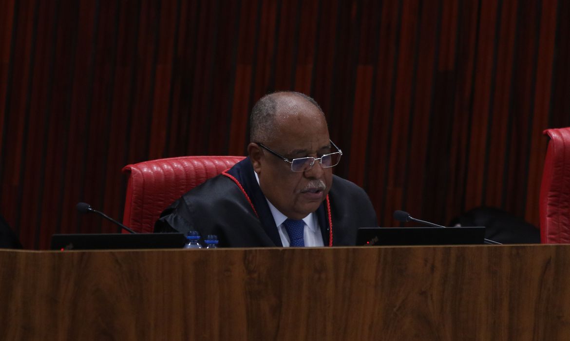 Após a leitura do voto de Benedito Gonçalves, julgamento foi suspenso