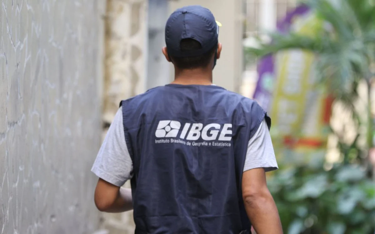 Recenseador com uniforme do IBGE durante coleta de dados para o Censo 2022: Rio ganhará 560 funcionários temporários