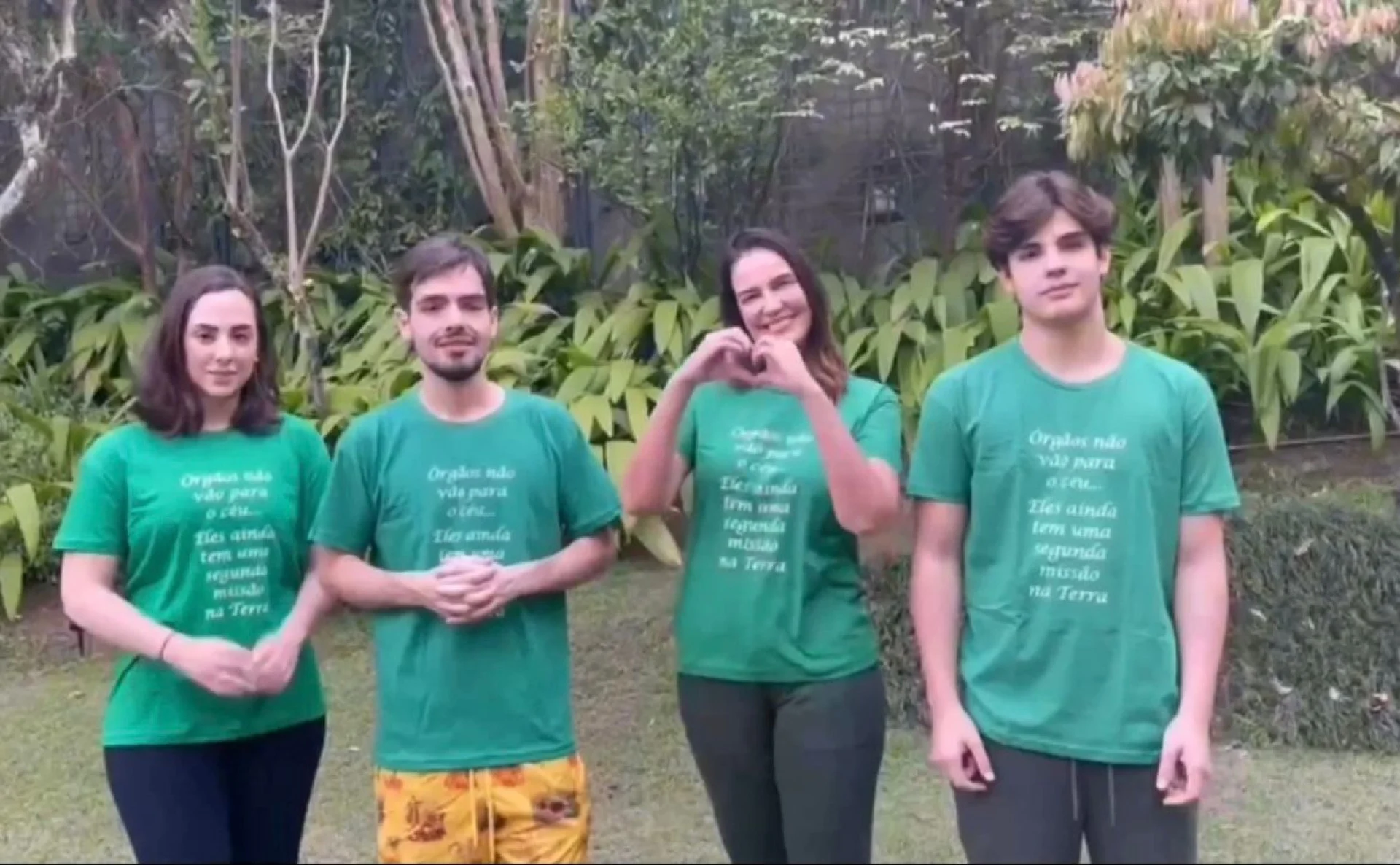 Luciana Cardoso, mulher do apresentador, e seus três filhos, Rodrigo, Lara e João Silva aparecem em vídeo