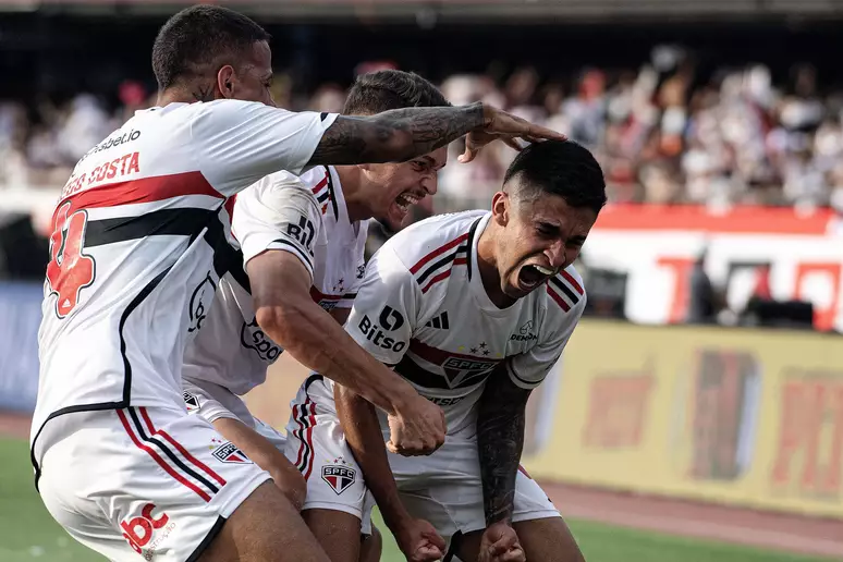 Nestor, do São Paulo, comemora gol marcado contra o Flamengo na final da Copa do Brasil