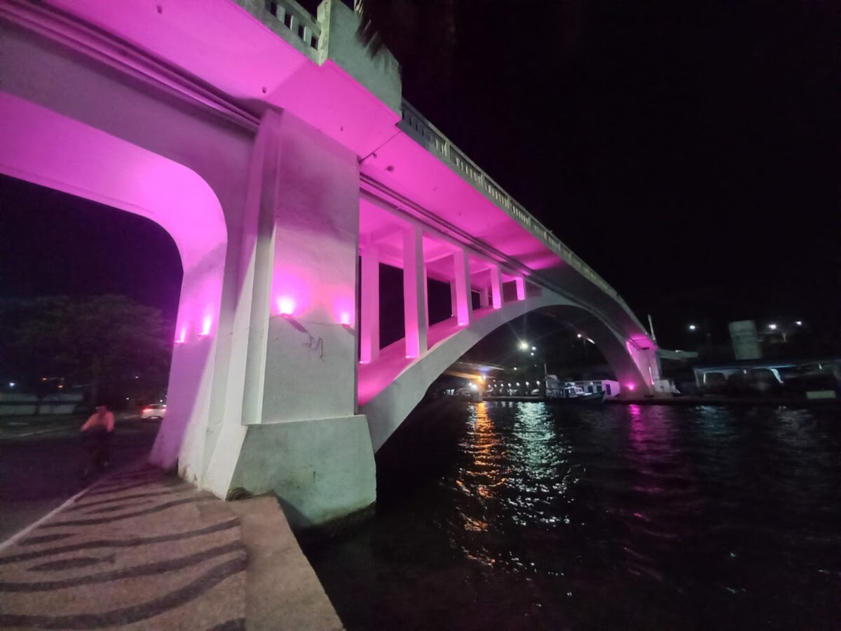 Forte São Matheus, sede da Prefeitura, Mart, Ponte Feliciano Sodré, entre outros, têm iluminação na cor da campanha de prevenção ao câncer de mama e cólo do útero