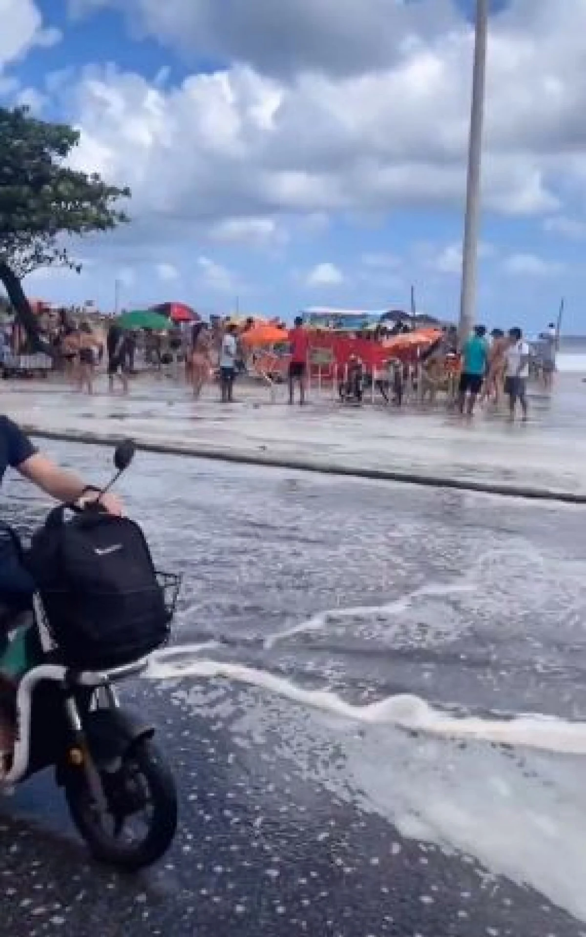 Durante a manhã, a água invadiu o calçadão da praia de Ipanema