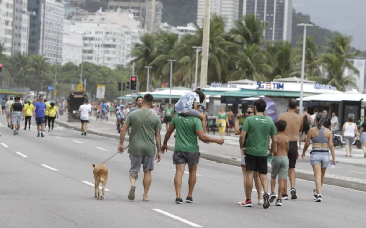Populares aproveitam manhã de clima ameno para prática de esportes na orla e faixa de areia da Praia de Copacabana