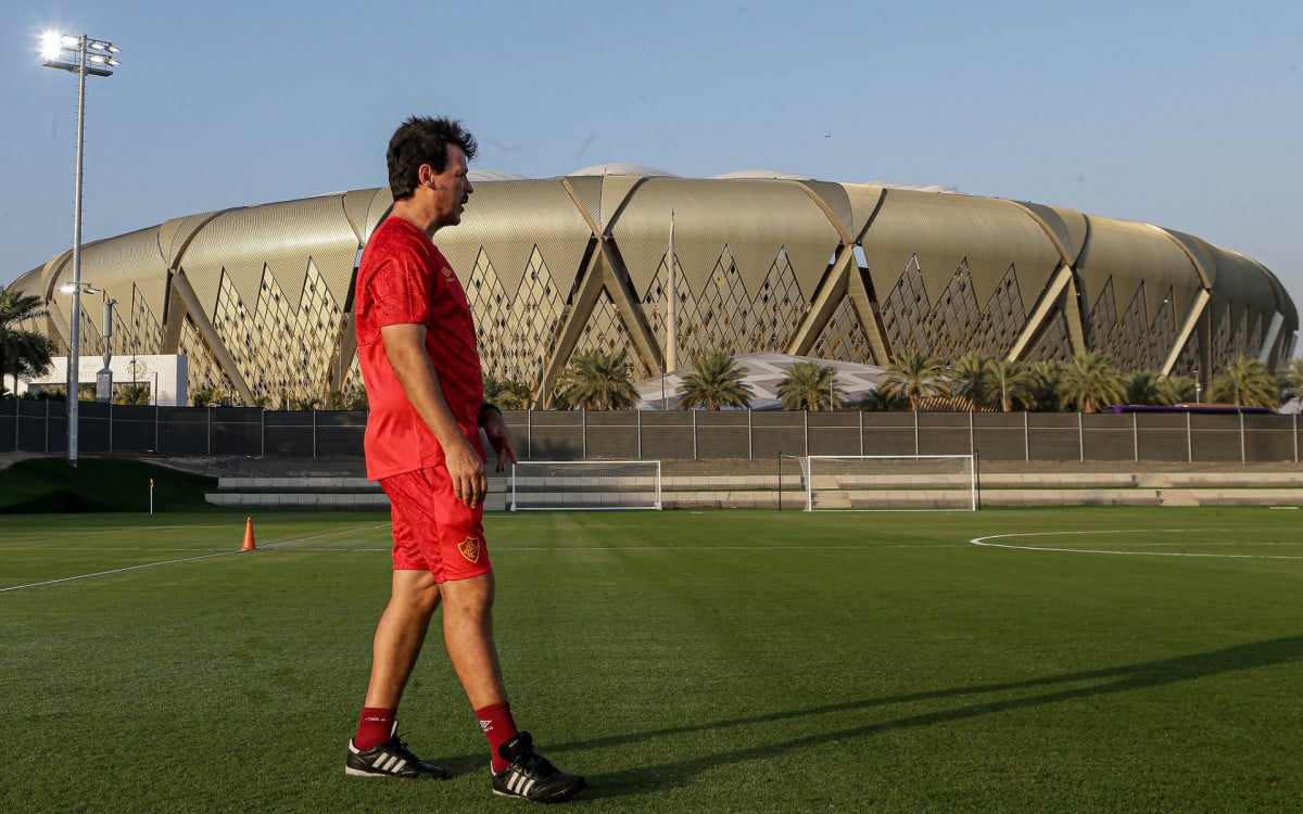 Fernando Diniz em treinamento pelo Fluminense na Arábia Saudita