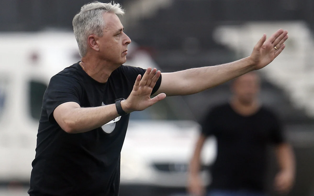 Tiago Nunes é o treinador do Botafogo