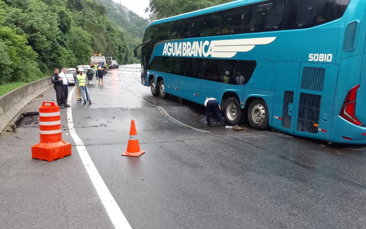 Ônibus tentou passar e ficou preso na ondulação da pista de subida da Serra das Araras neste domingo (21)